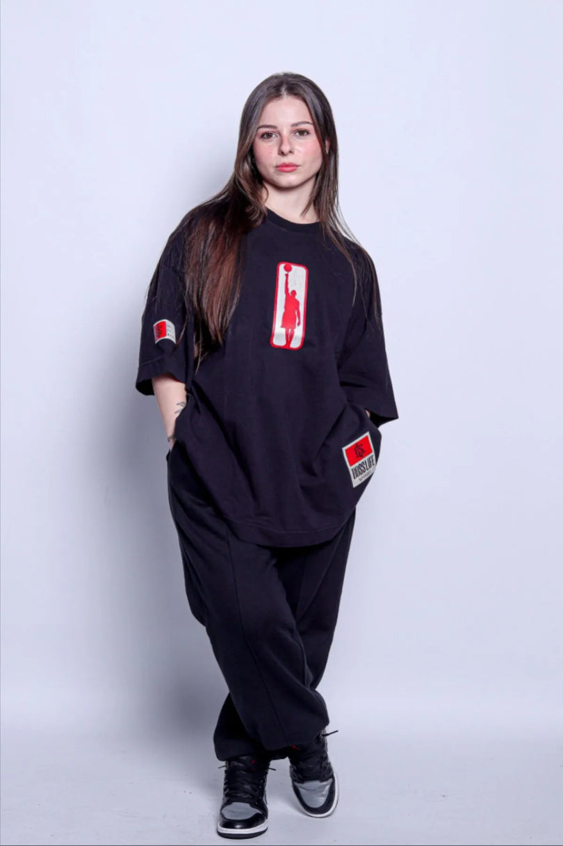 Peça BOSSLIFE em foto editorial de streetwear