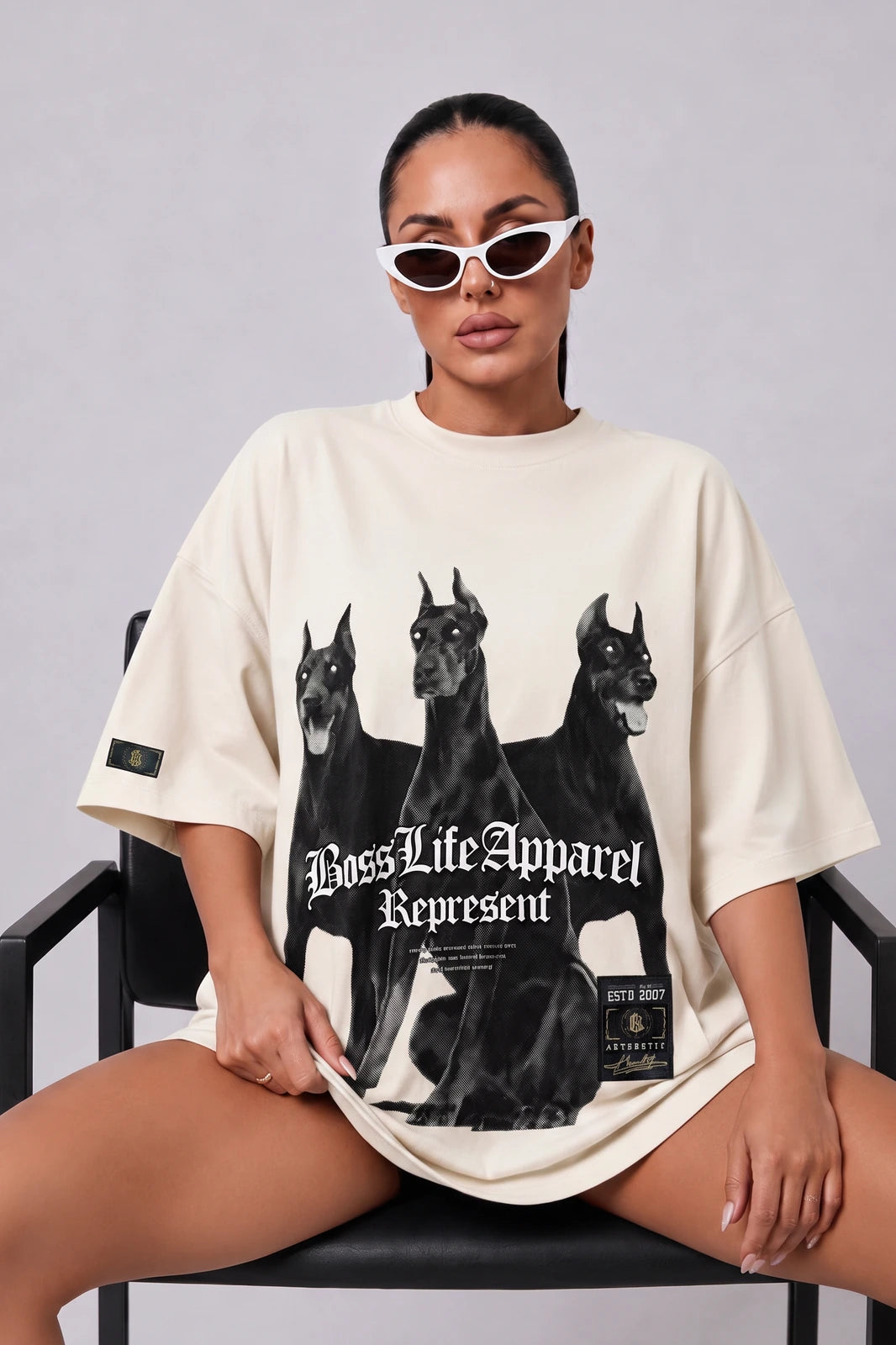 Camiseta oversized feminina Three Dogs Boss Life off white - frente