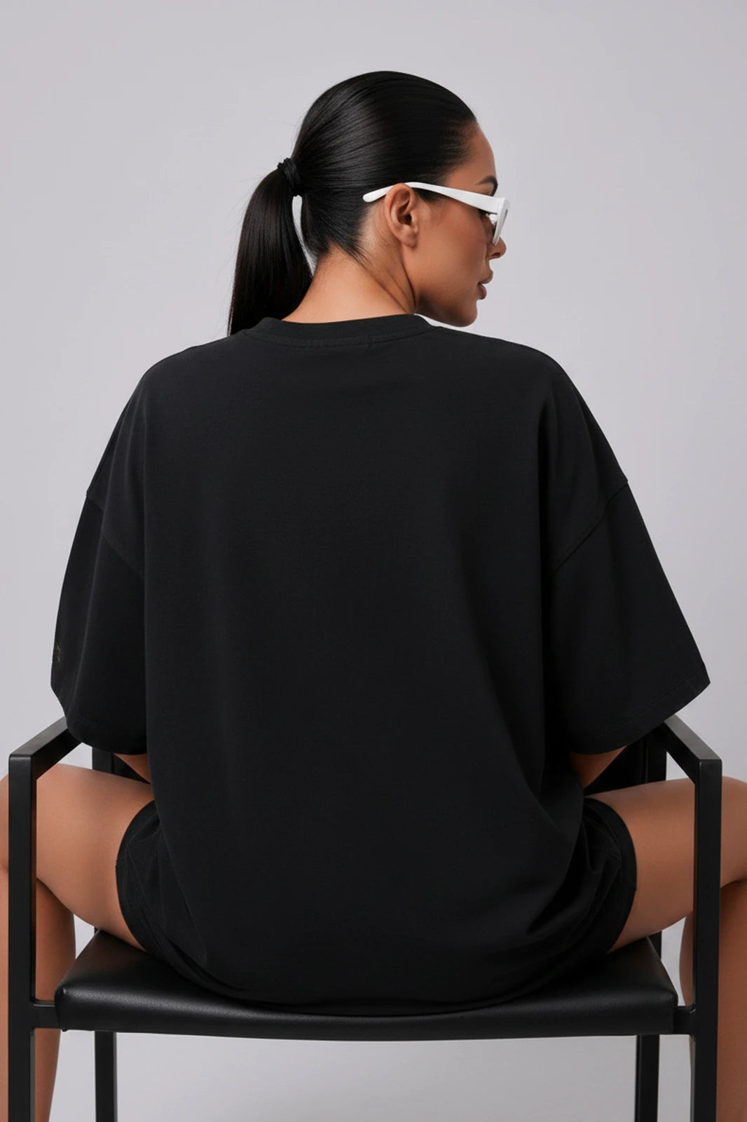 Camiseta oversized feminina Three Dogs Boss Life preta - costas