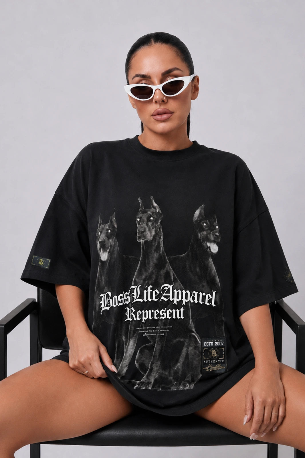 Camiseta oversized feminina Three Dogs Boss Life preta - frente
