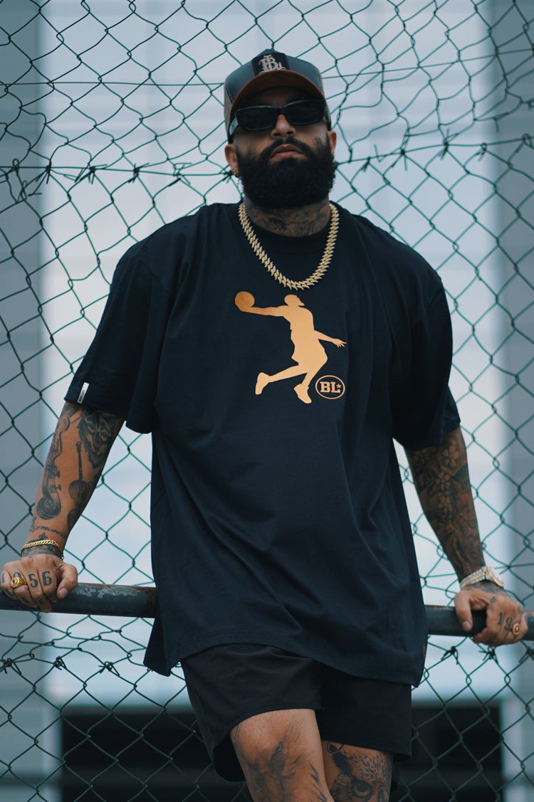 Modelo usando peça streetwear BOSSLIFE