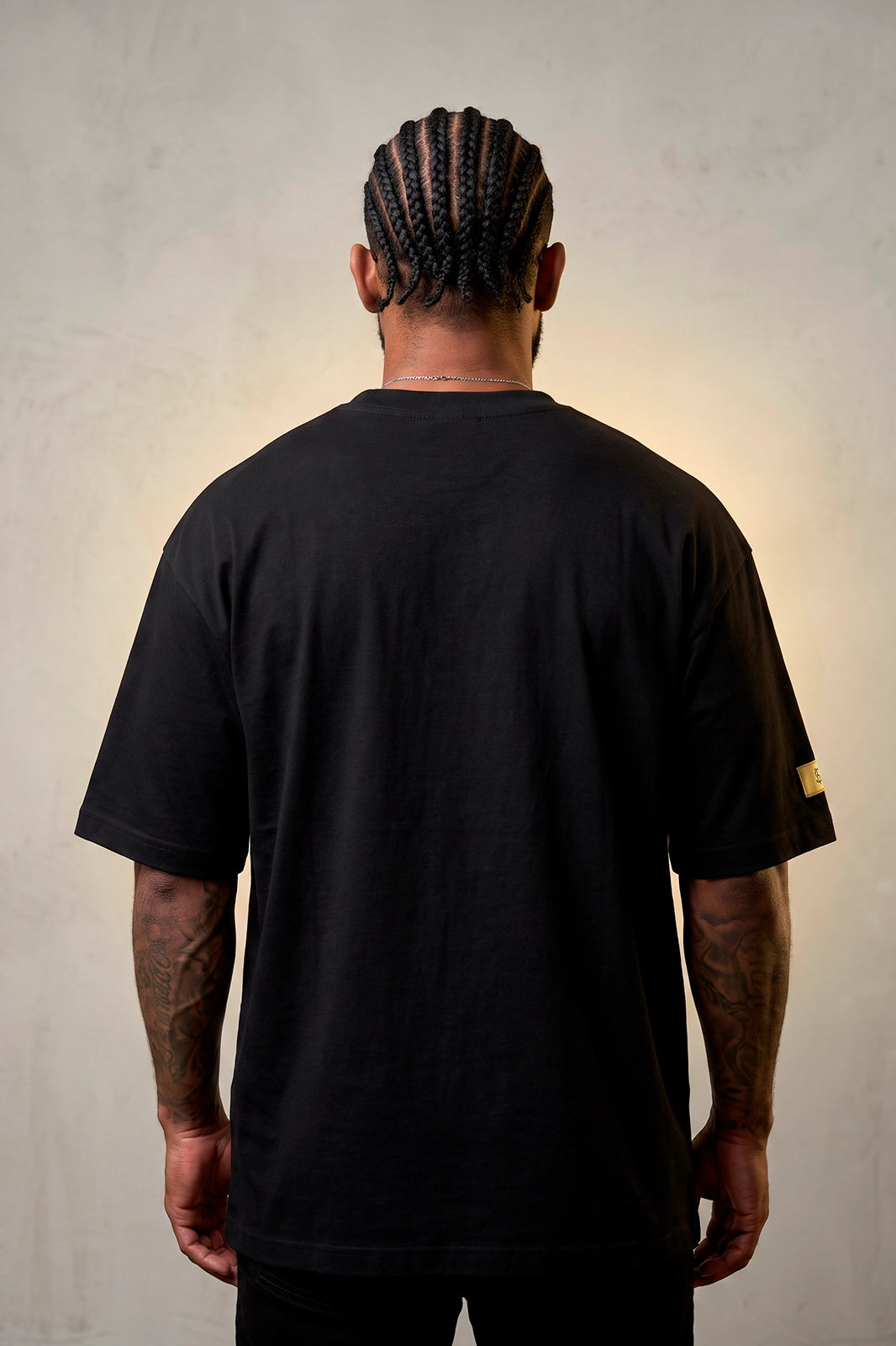 Modelo vestindo a Camiseta Oversized Apparel Brush Boss Life preta - costas lisa sem estampa
