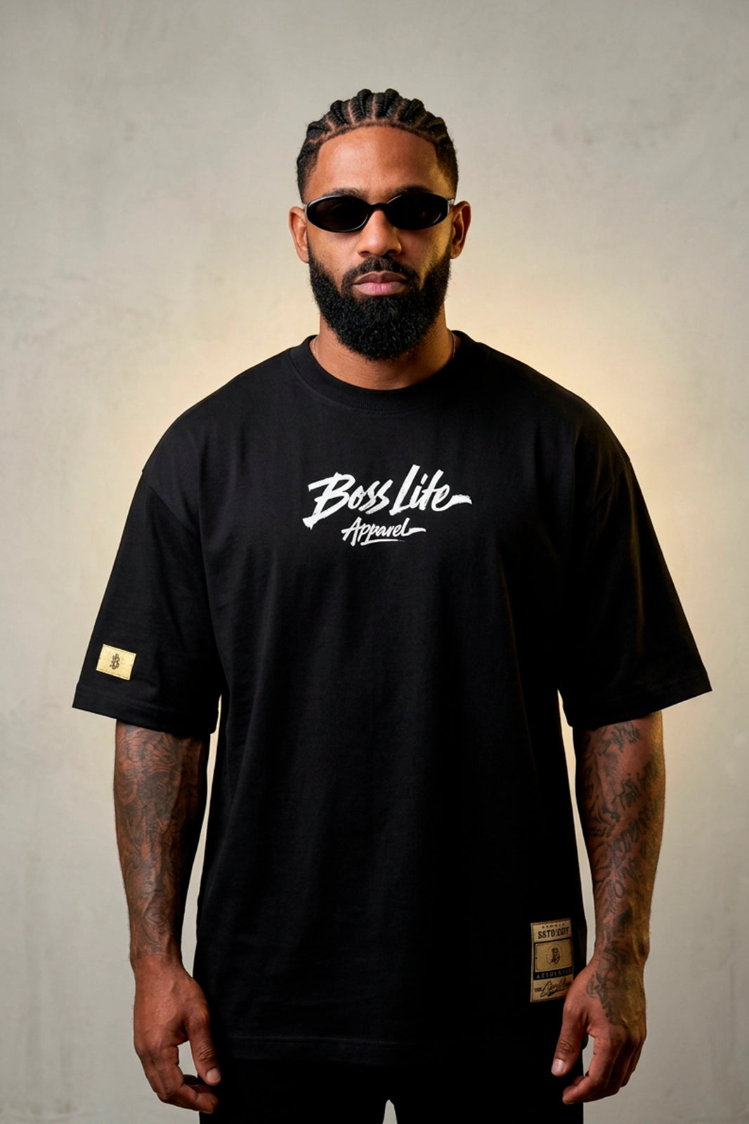 Modelo vestindo a Camiseta Oversized Apparel Brush Boss Life preta - frente com lettering em pincelada