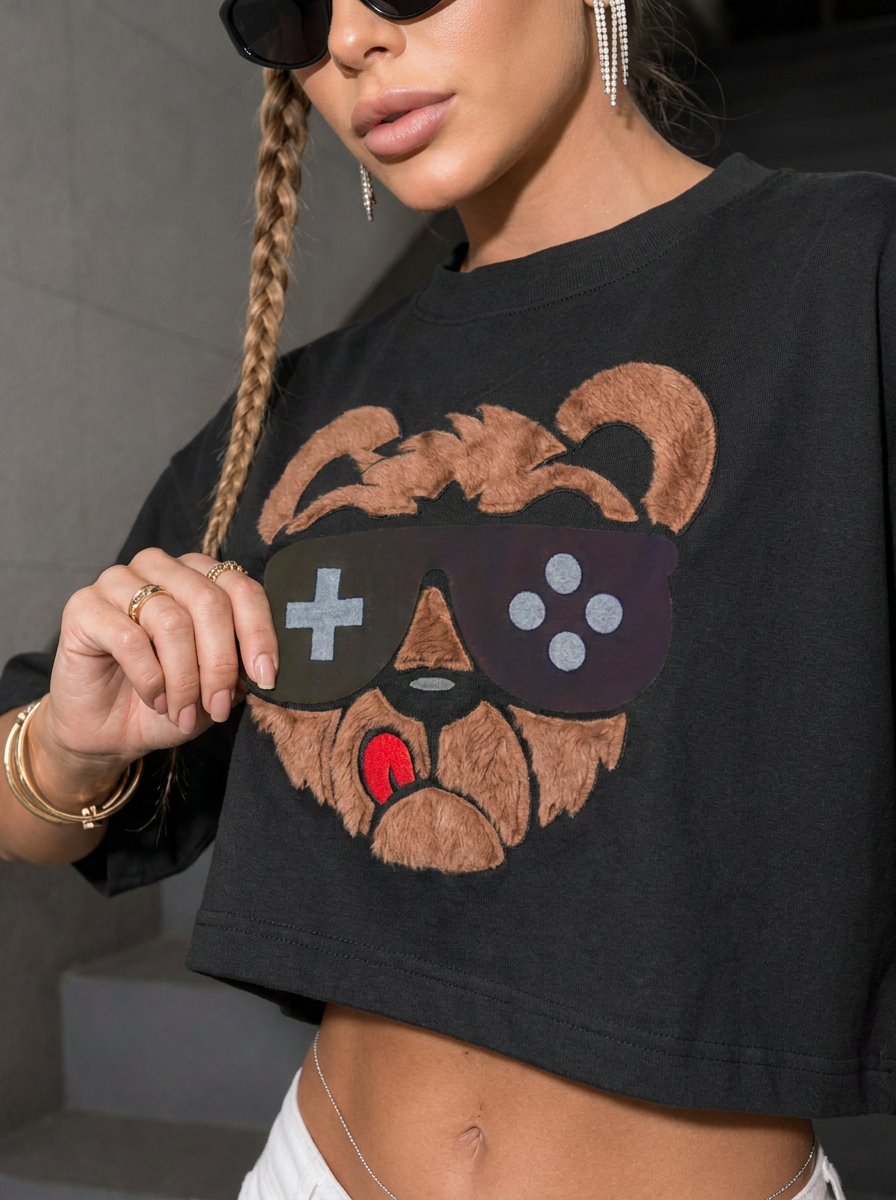 Camiseta cropped over feminina Bear Bl Sunglass Boss Life preta, detalhe da aplicação felpuda