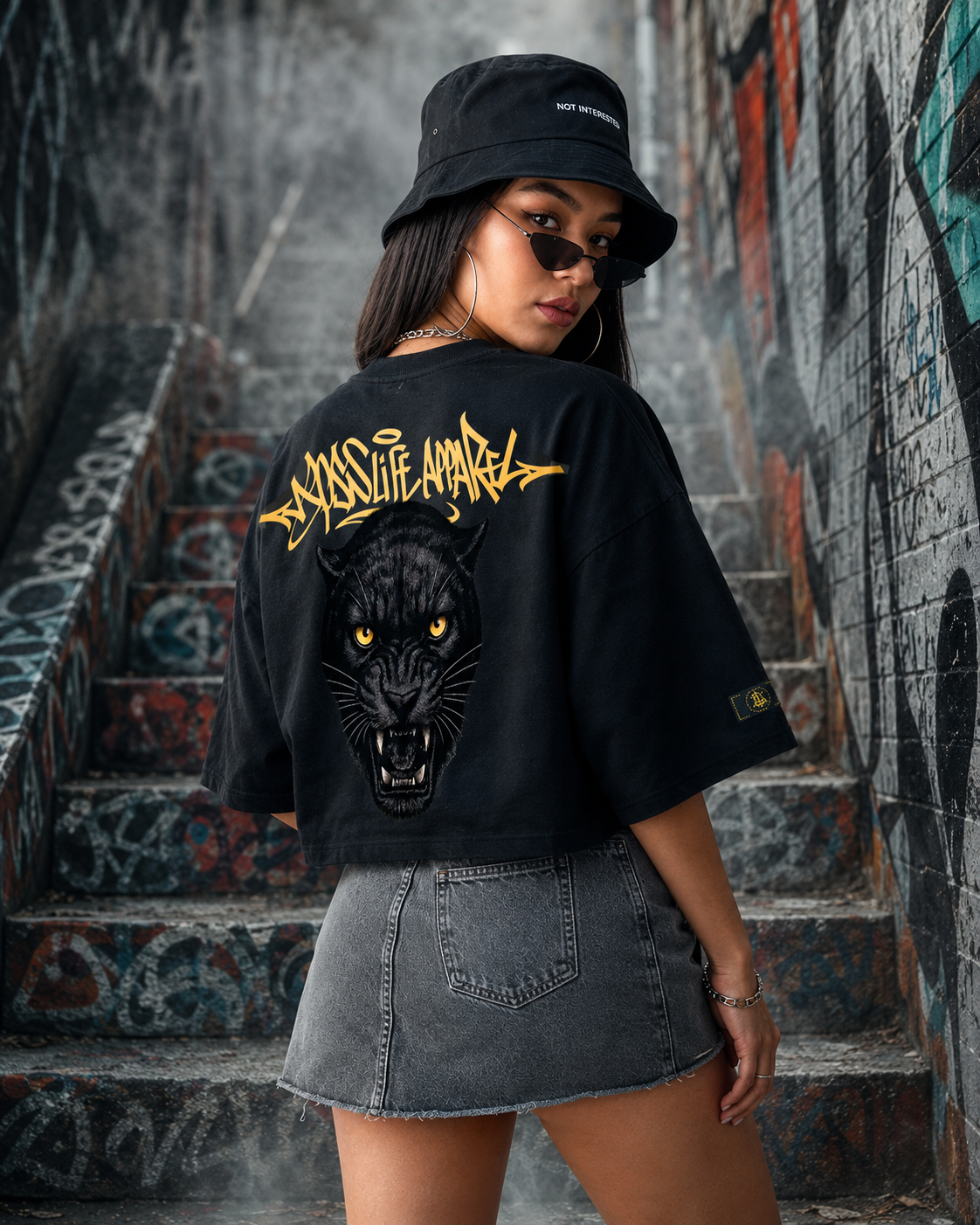 Camiseta cropped over feminina Black Panther Boss Life preta, costas na modelo