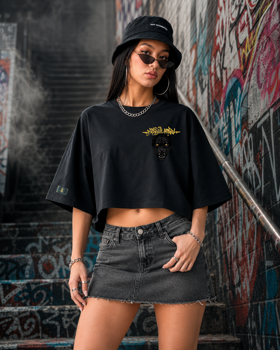 Camiseta cropped over feminina Black Panther Boss Life preta, frente na modelo