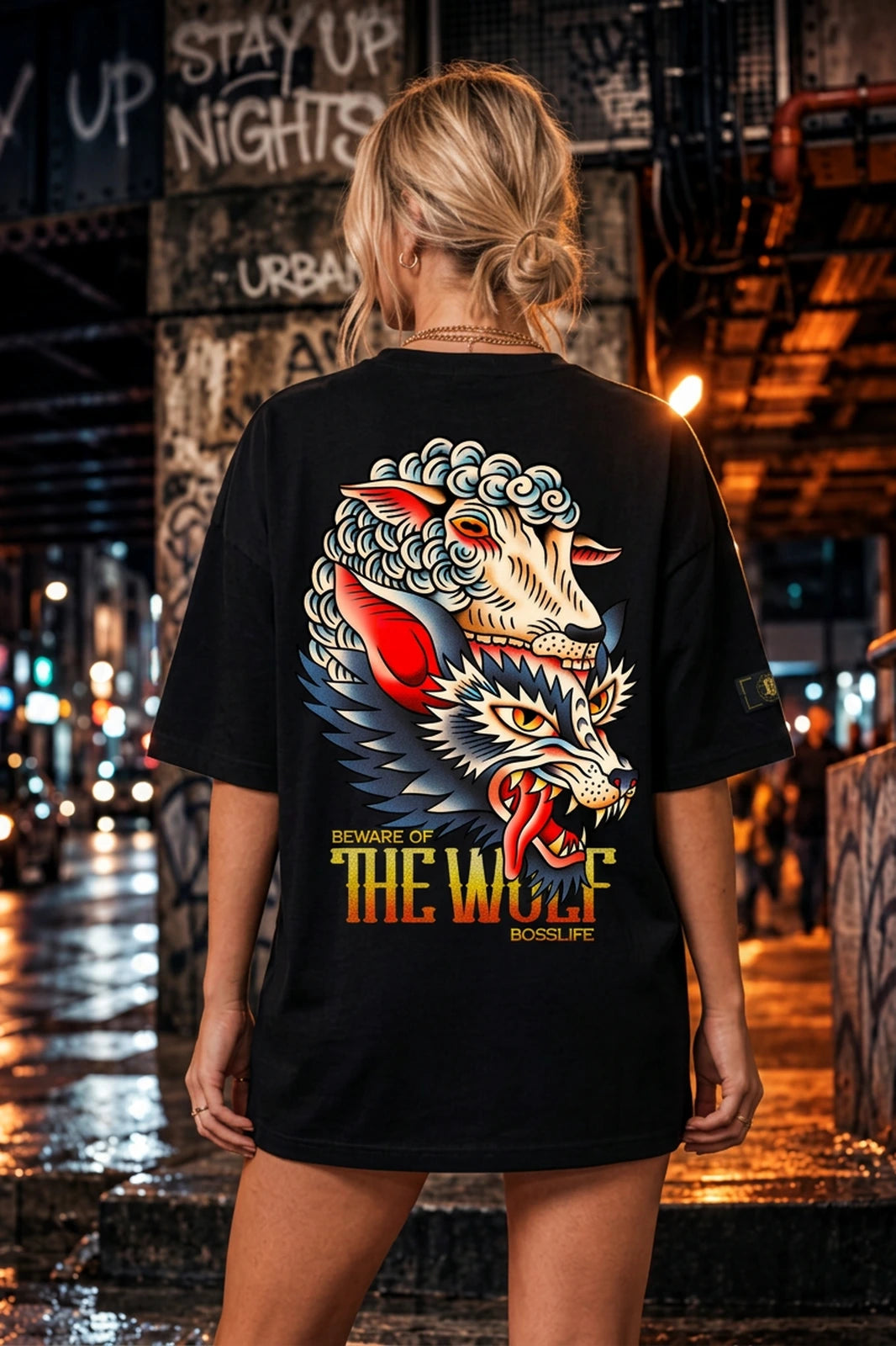 Camiseta oversized feminina Beware of the Wolf Boss Life preta - costas