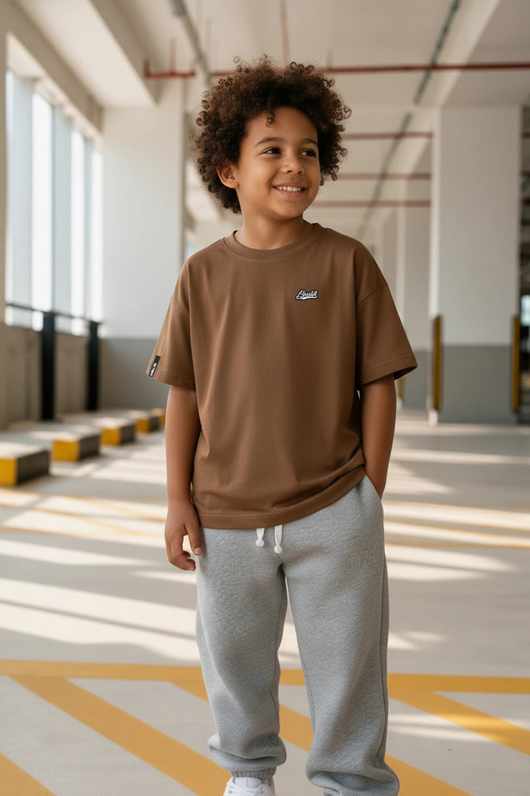 Camiseta Oversized Infantil Lisa Boss Life marrom - frente com patch Boss Life no peito