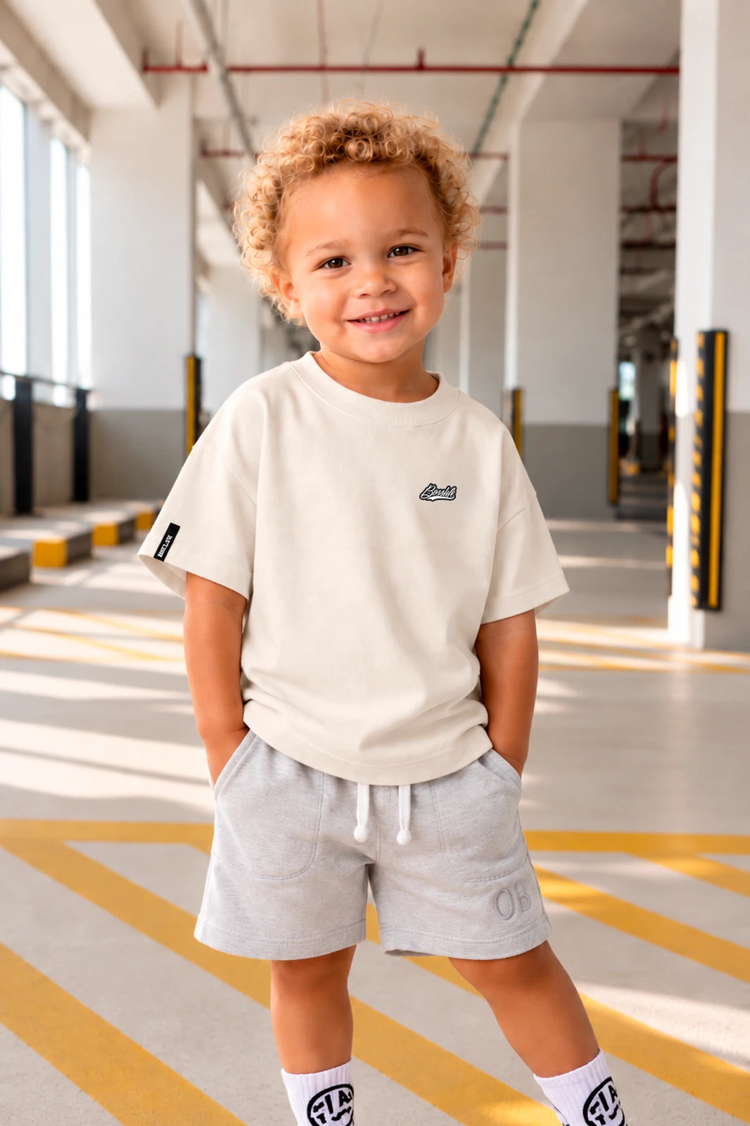 Camiseta Oversized Infantil Lisa Boss Life off white - frente com patch Boss Life no peito
