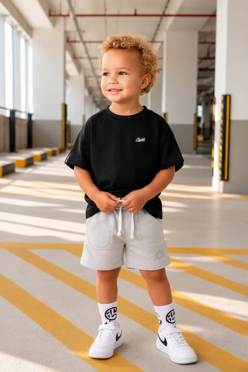 Camiseta Oversized Infantil Lisa Boss Life preta - frente com patch Boss Life no peito