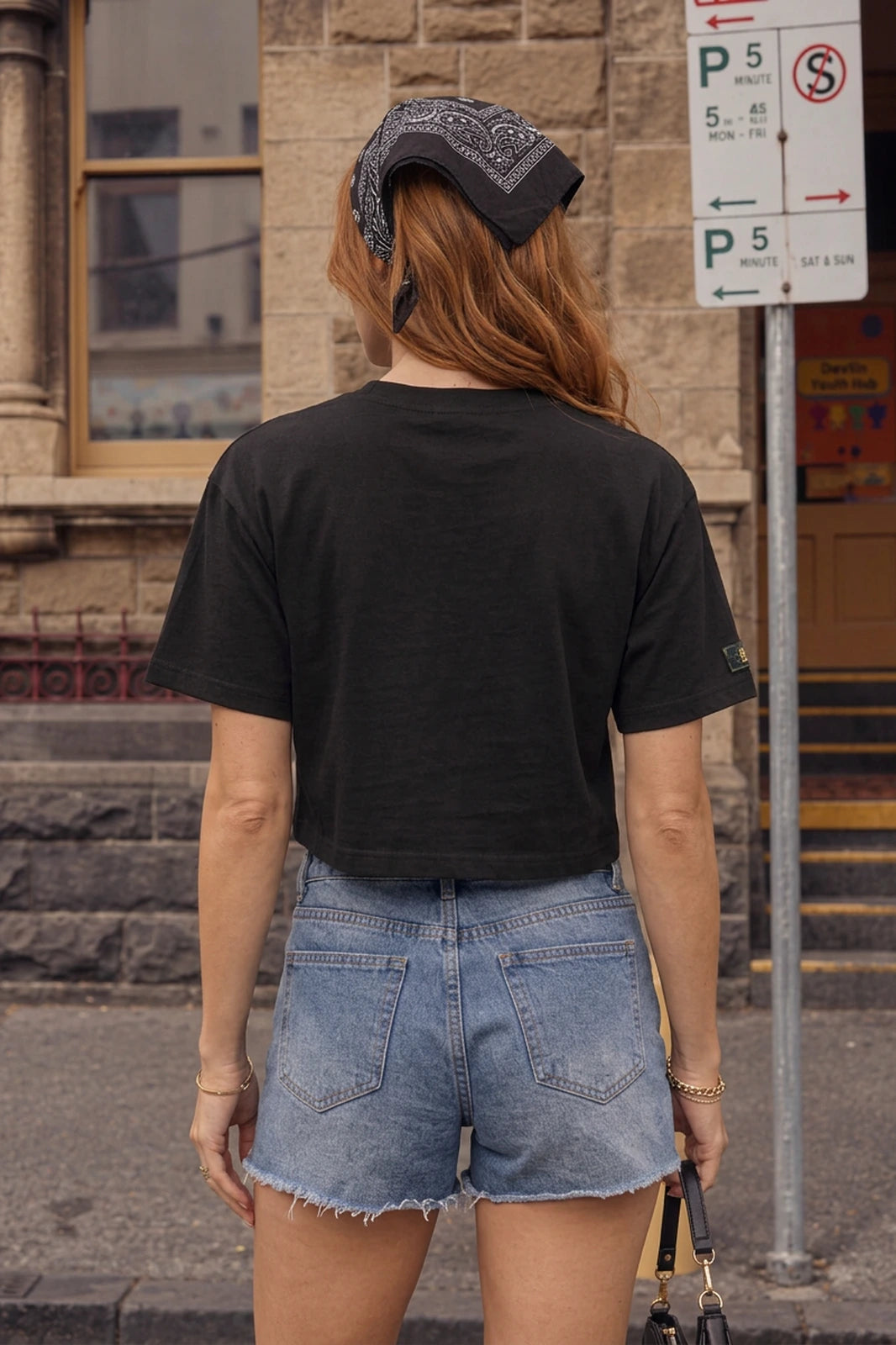 Camiseta cropped over feminina Onça Rageful Boss Life preta, costas na modelo