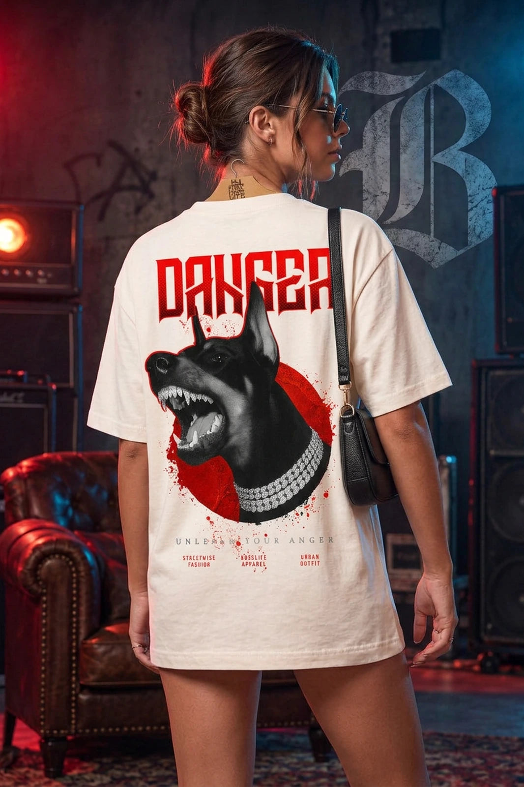 Camiseta oversized feminina Danger - Warning Boss Life off white - costas DANGER
