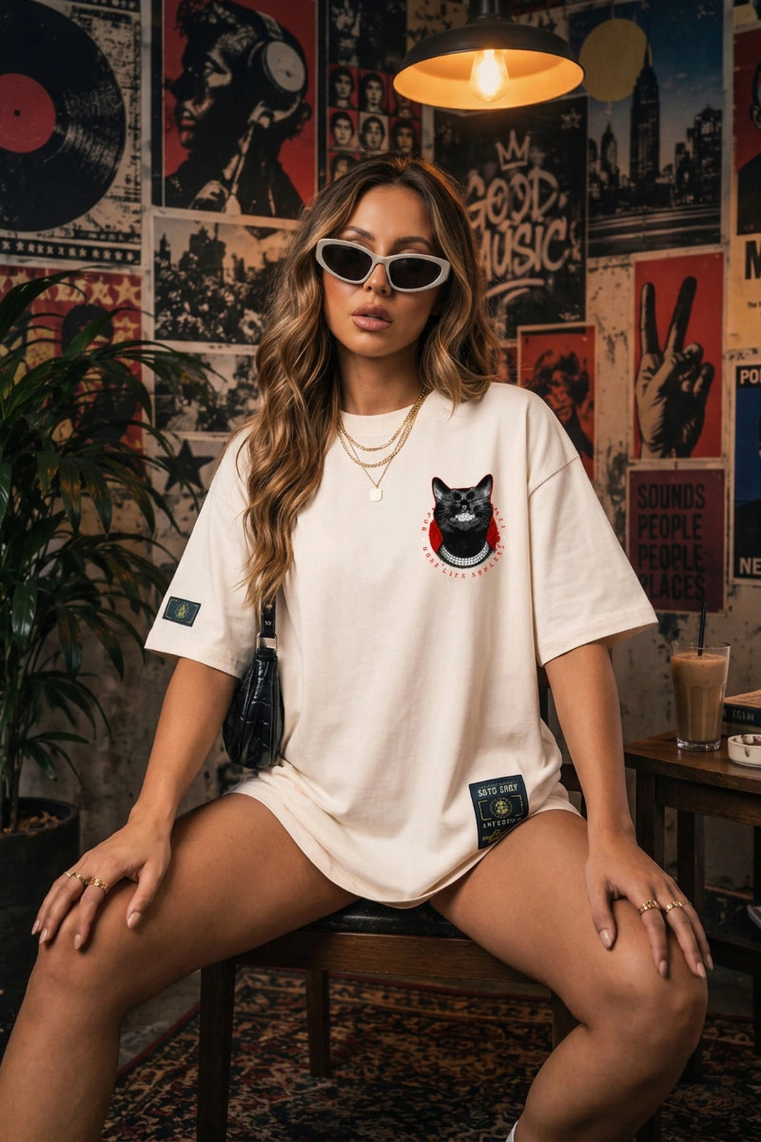 Camiseta oversized feminina Danger - Warning Boss Life off white - frente