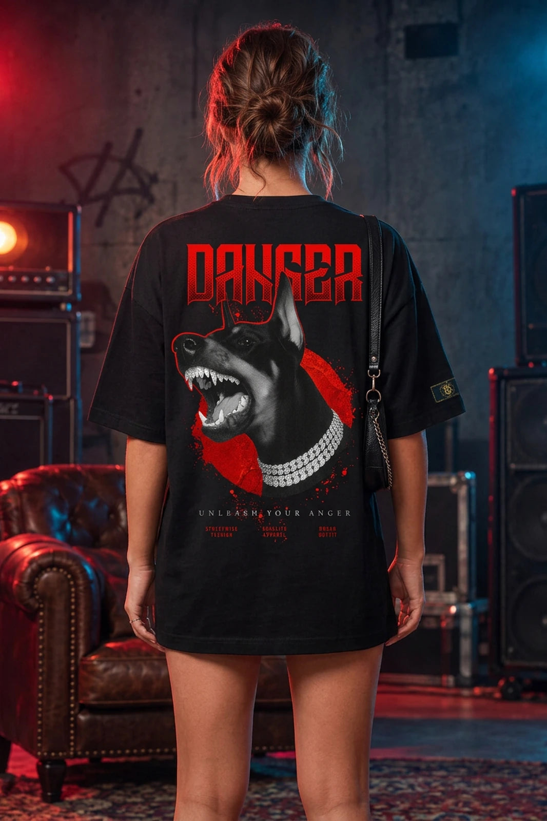 Camiseta oversized feminina Danger - Warning Boss Life preta - costas DANGER