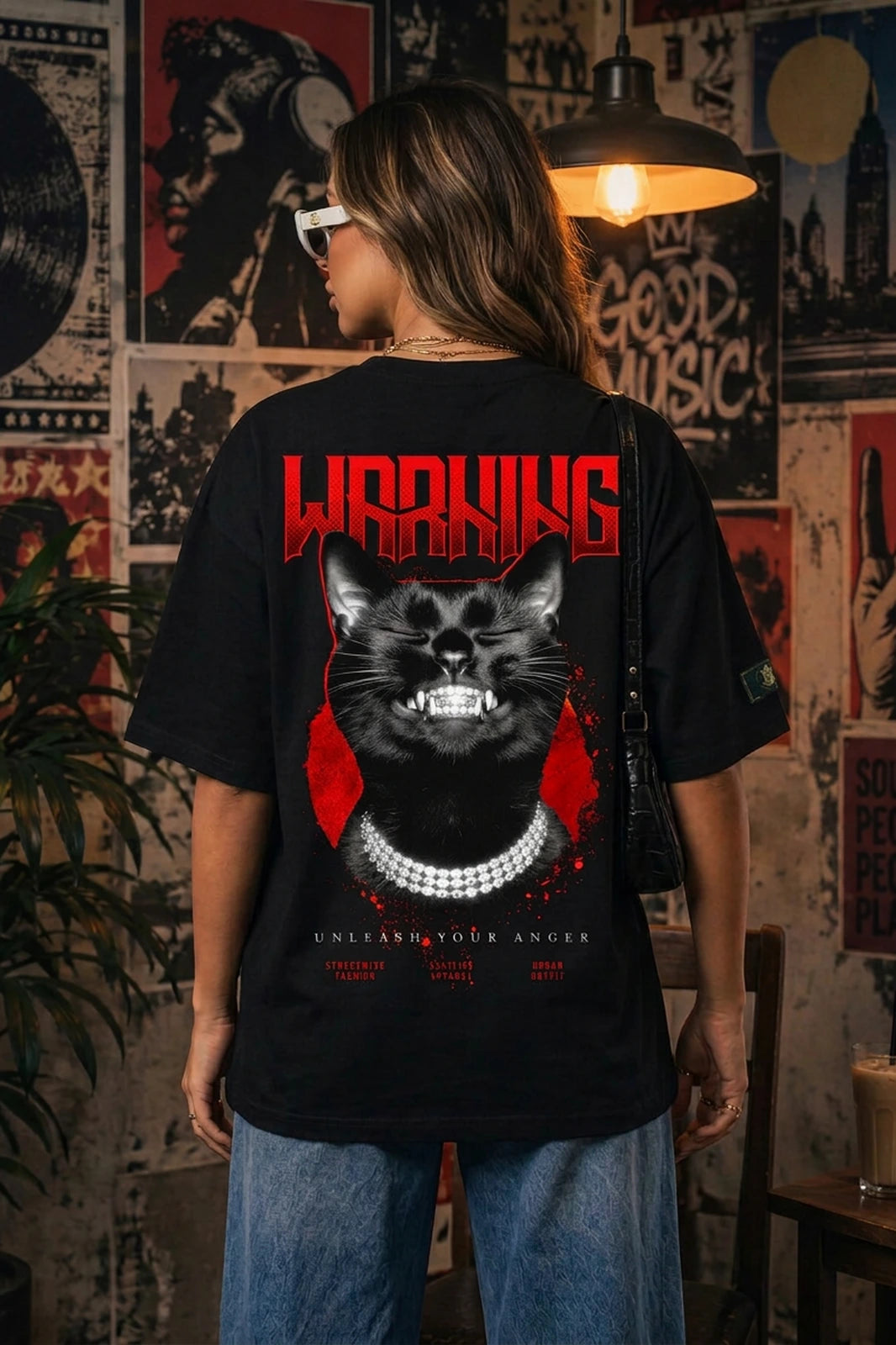 Camiseta oversized feminina Danger - Warning Boss Life preta - costas WARNING 2