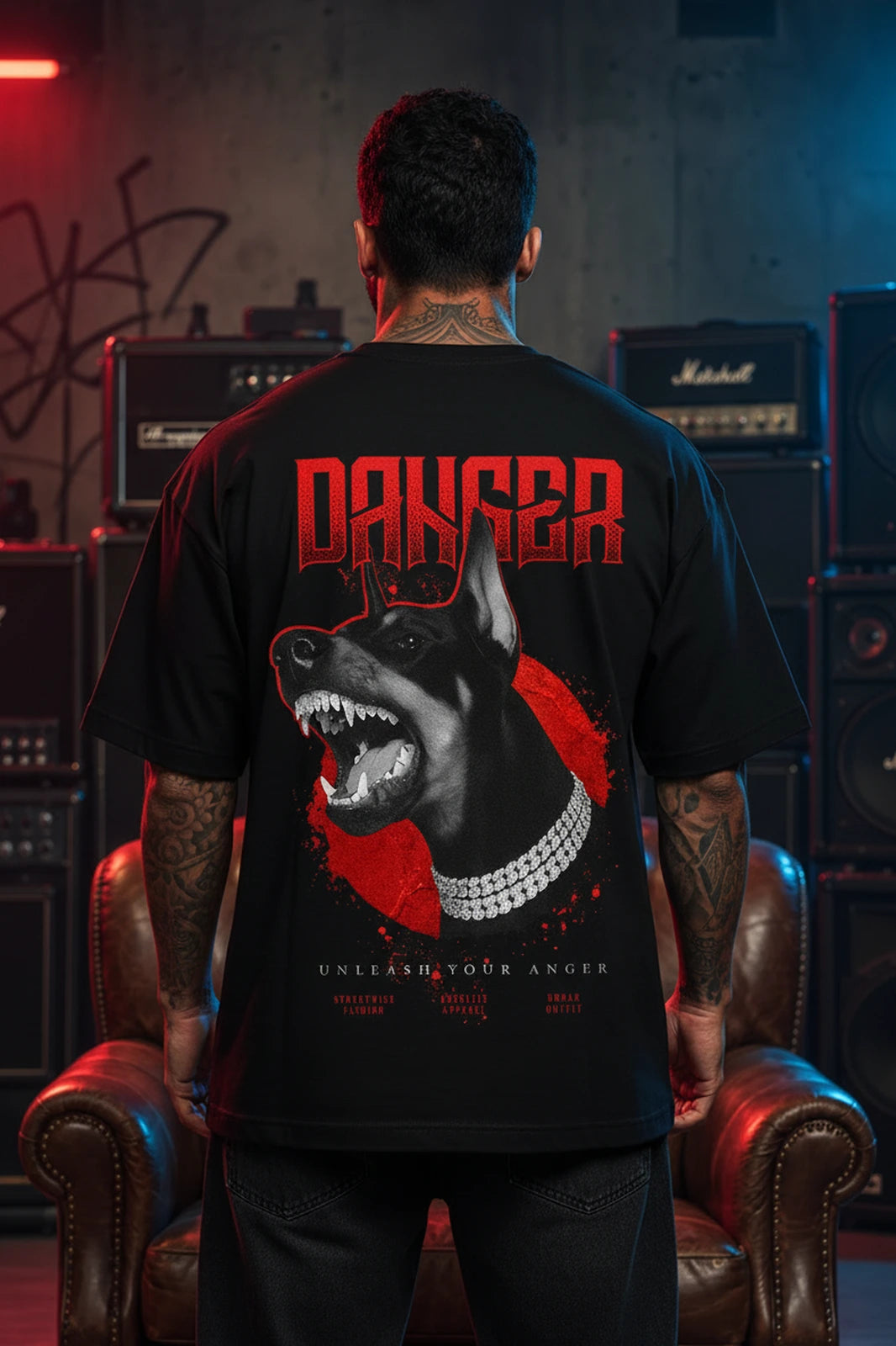 Camiseta Oversized Danger - Warning Boss Life - costas preta com cão DANGER