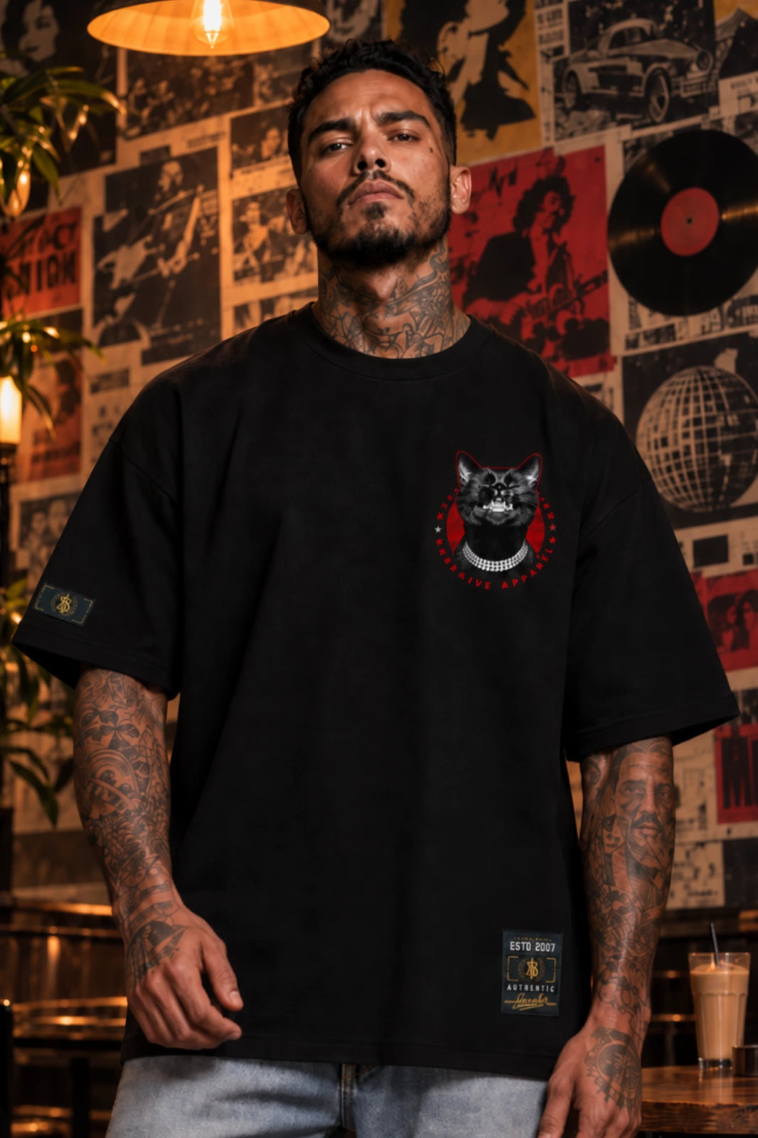 Camiseta Oversized Danger - Warning Boss Life - frente preta com emblema 2