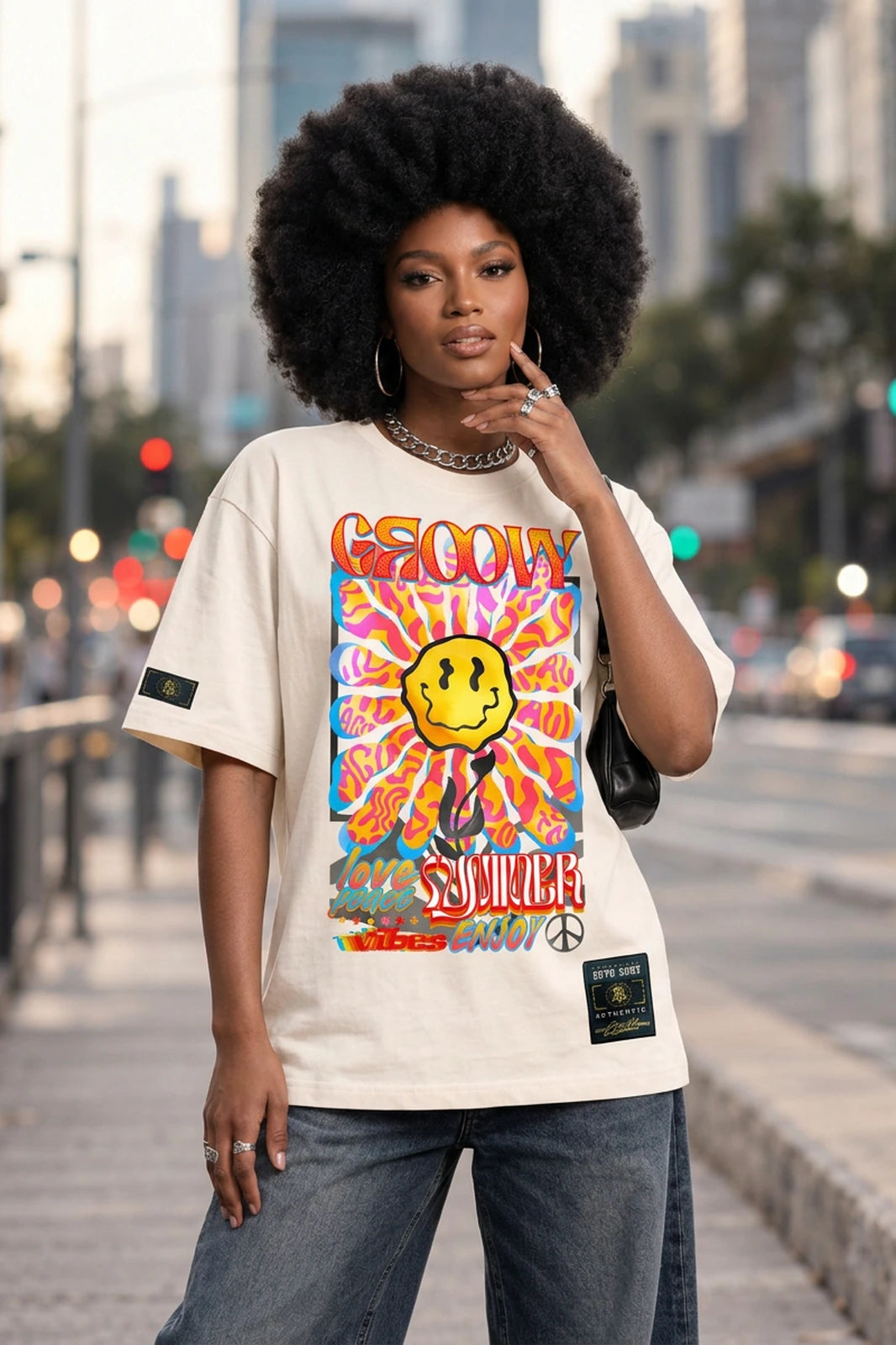 Camiseta oversized feminina Groovy Boss Life off white - frente