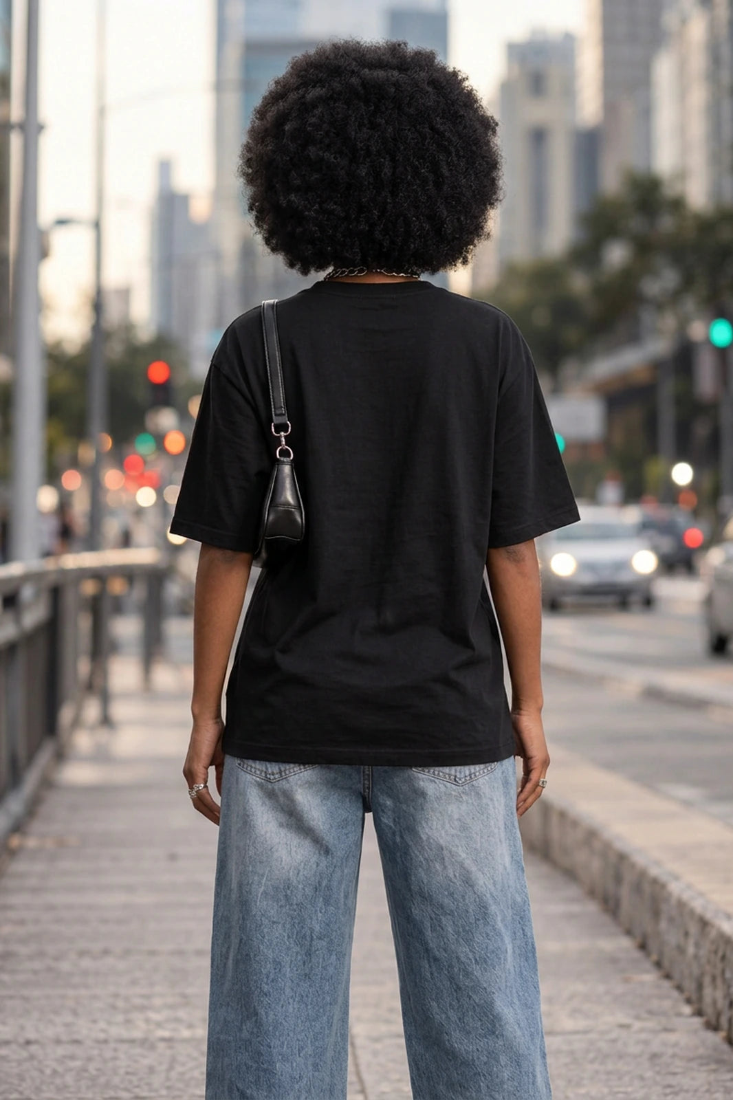 Camiseta oversized feminina Groovy Boss Life preta - costas