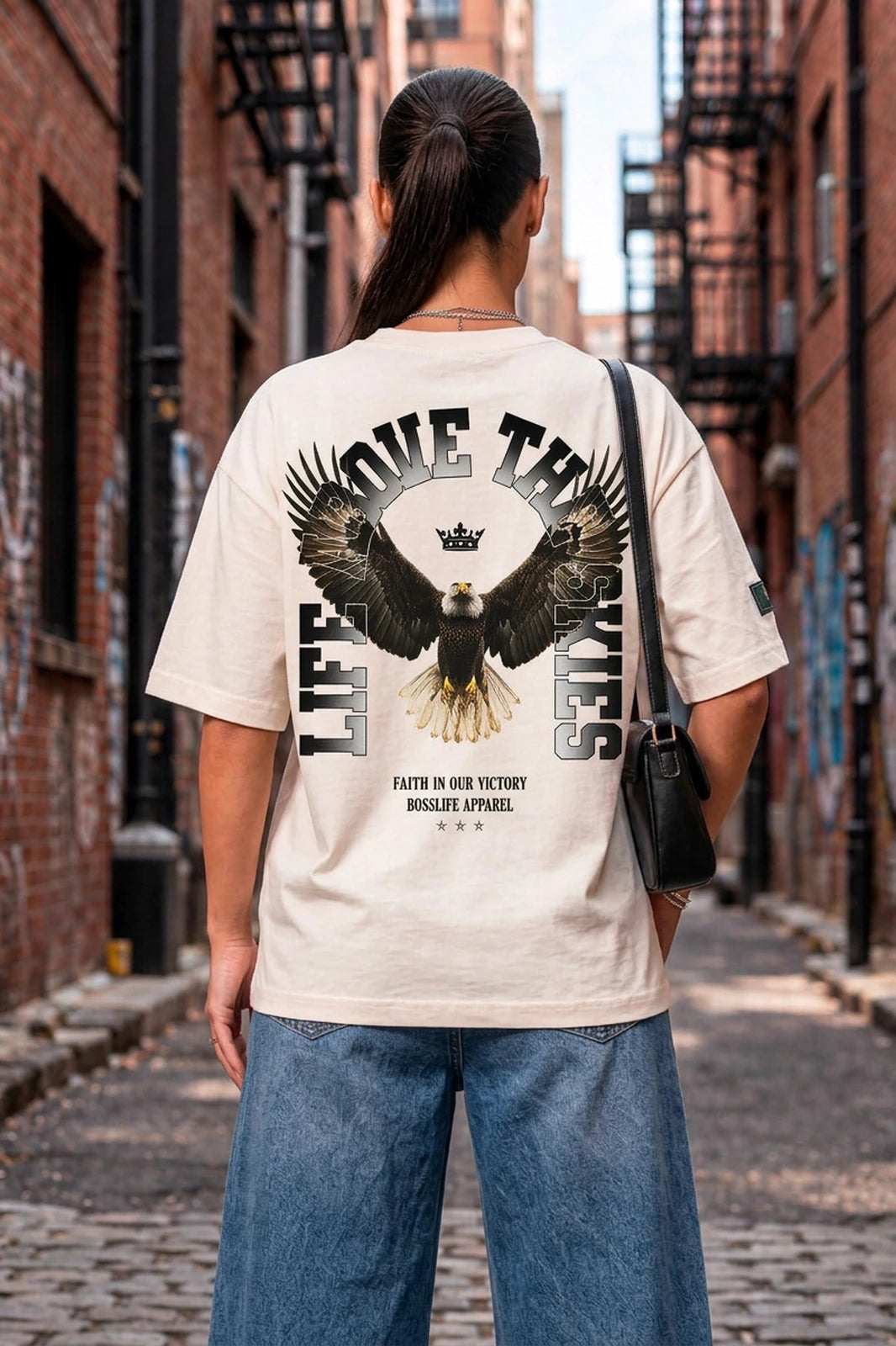 Camiseta oversized feminina Living Eagle Boss Life off white - costas