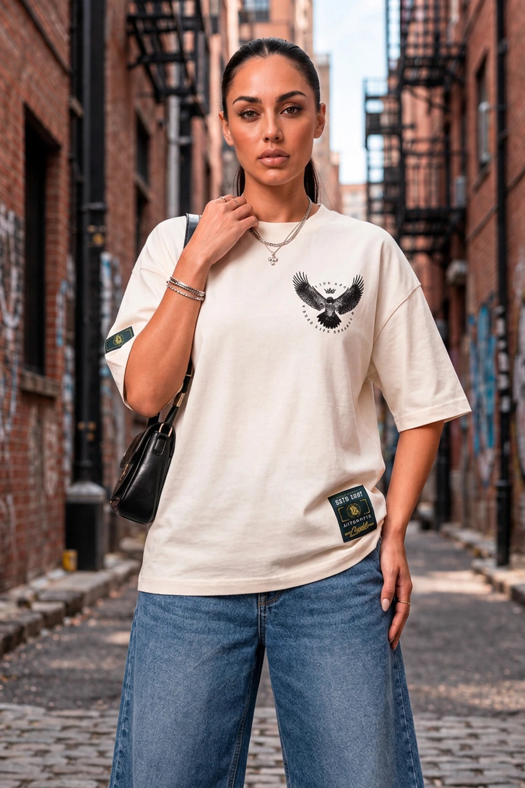 Camiseta oversized feminina Living Eagle Boss Life off white - frente