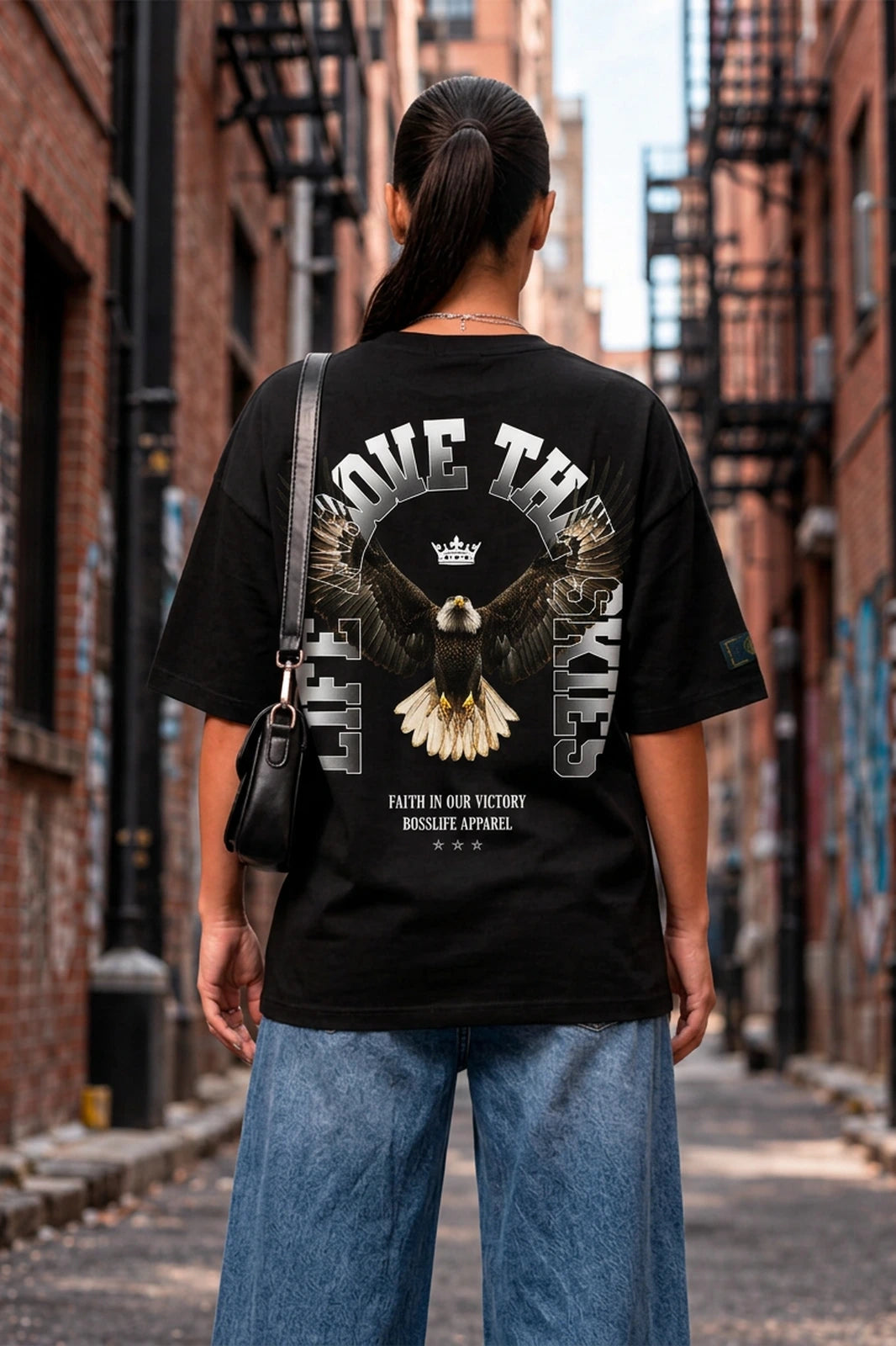 Camiseta oversized feminina Living Eagle Boss Life preta - costas