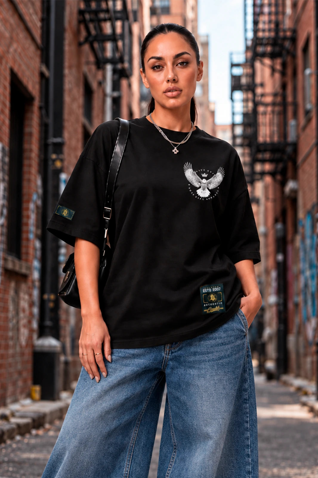 Camiseta oversized feminina Living Eagle Boss Life preta - frente