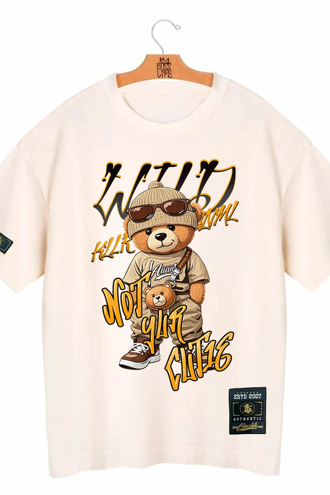 Camiseta Oversized Wild Bear 2 Boss Life - frente off white em cabide