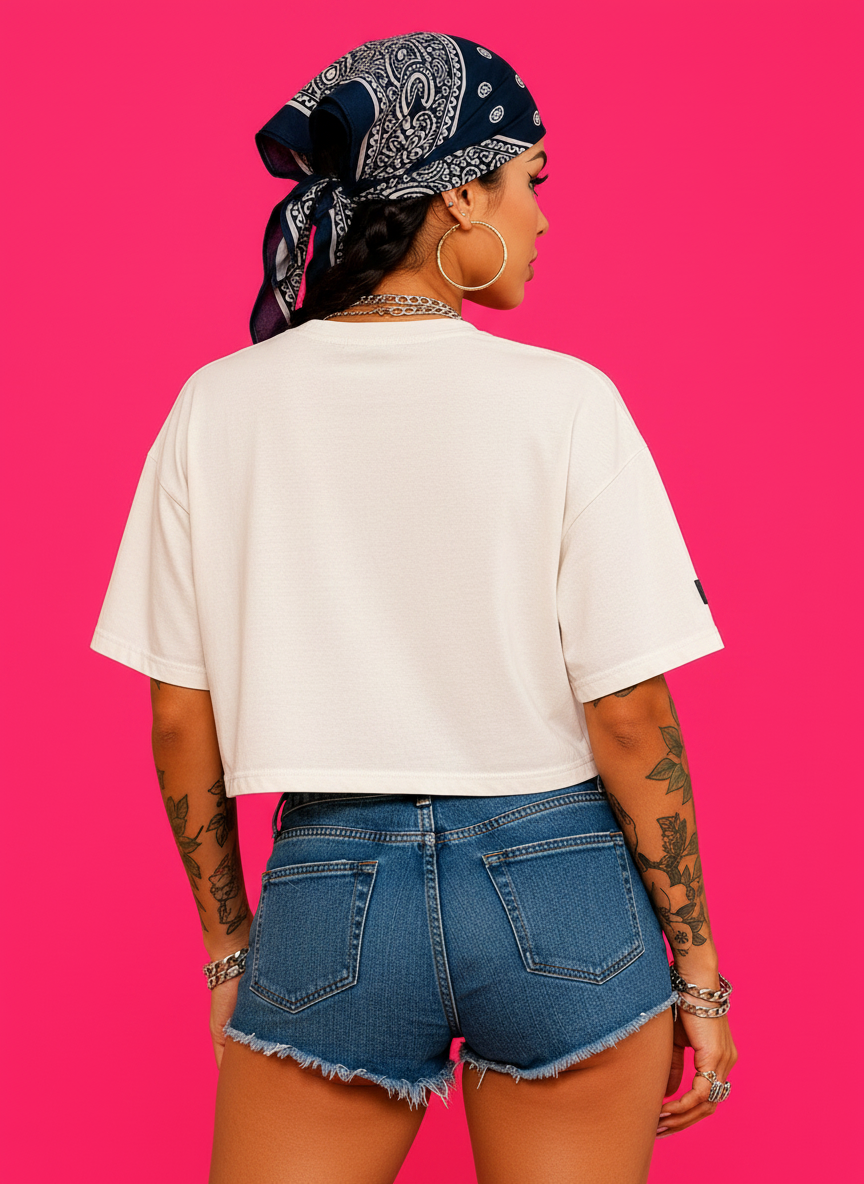 Camiseta cropped over feminina Boss Gothic Boss Life off white, costas