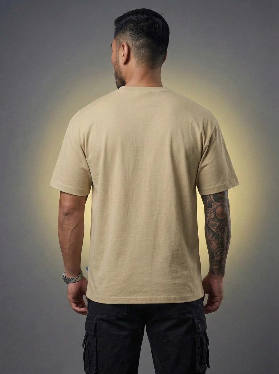 Camiseta Lion Cross Boss Life vestida por modelo, vista traseira