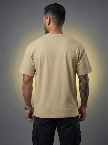 Camiseta Lion Cross Boss Life vestida por modelo, vista traseira