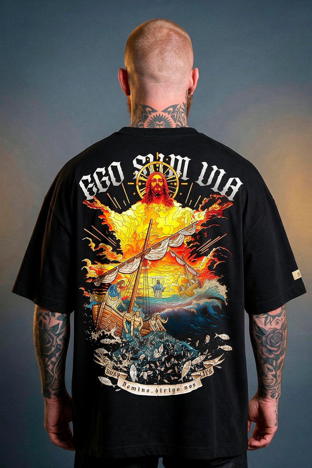 Modelo vestindo a Camiseta Oversized Ego Sum Via Boss Life preta - costas com a arte completa