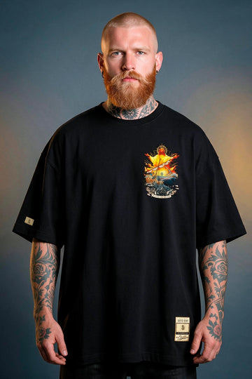 Modelo vestindo a Camiseta Oversized Ego Sum Via Boss Life preta - frente com a cena no peito