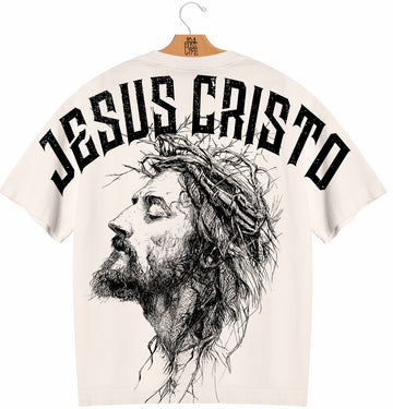 Camiseta Oversized Jesus Cristo Boss Life Faith - costas Off White com retrato sketch de Jesus Cristo e tipografia gótica