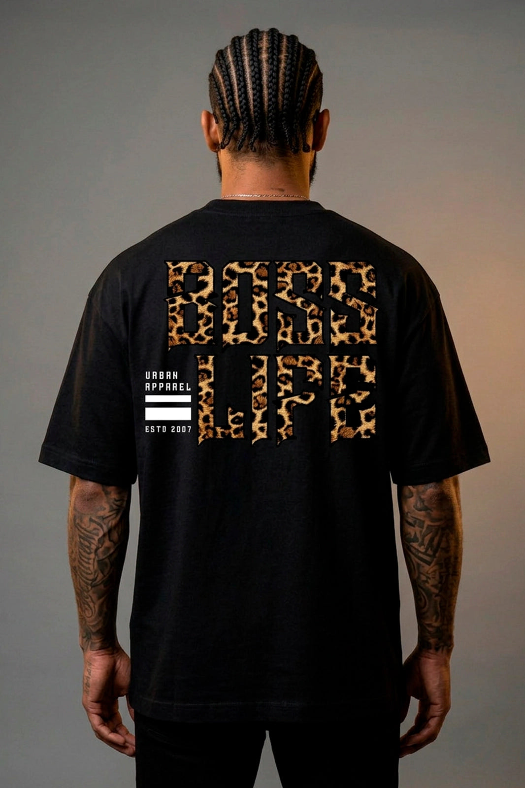 Modelo vestindo a Camiseta Oversized Leopard Urban Boss Life preta - costas com BOSS LIFE em textura de onça
