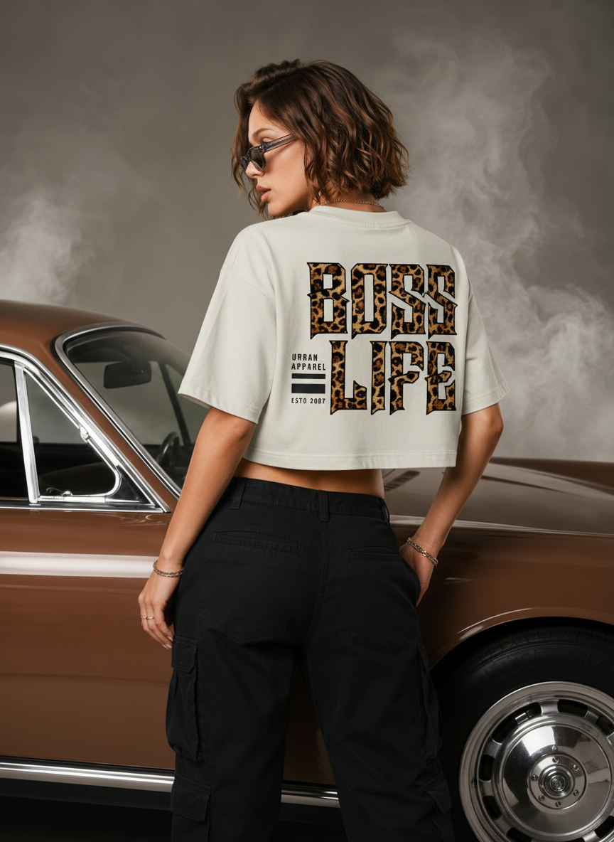 Camiseta cropped over feminina Leopard Urban Boss Life off white, costas