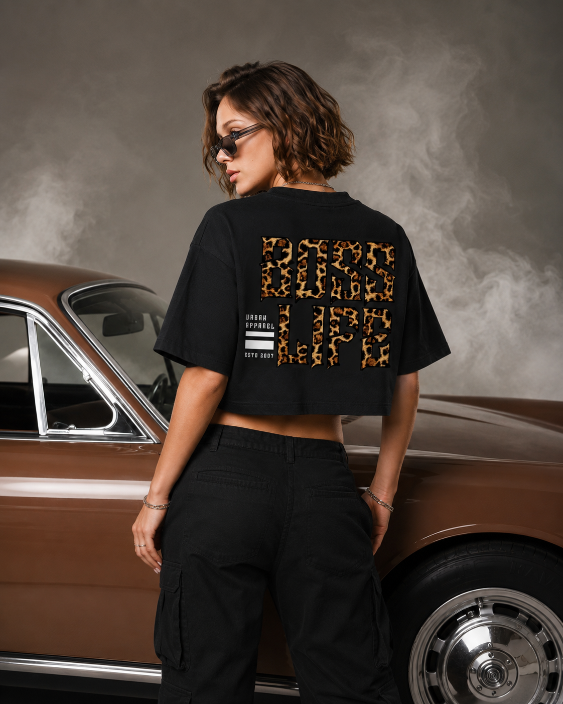 Camiseta cropped over feminina Leopard Urban Boss Life preta, costas