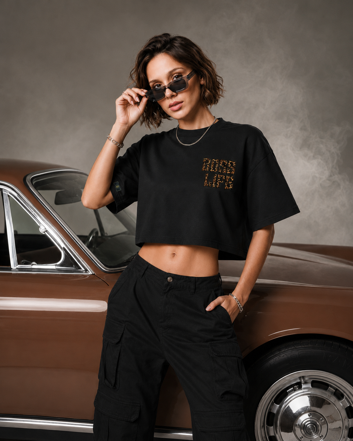 Camiseta cropped over feminina Leopard Urban Boss Life preta, frente na modelo