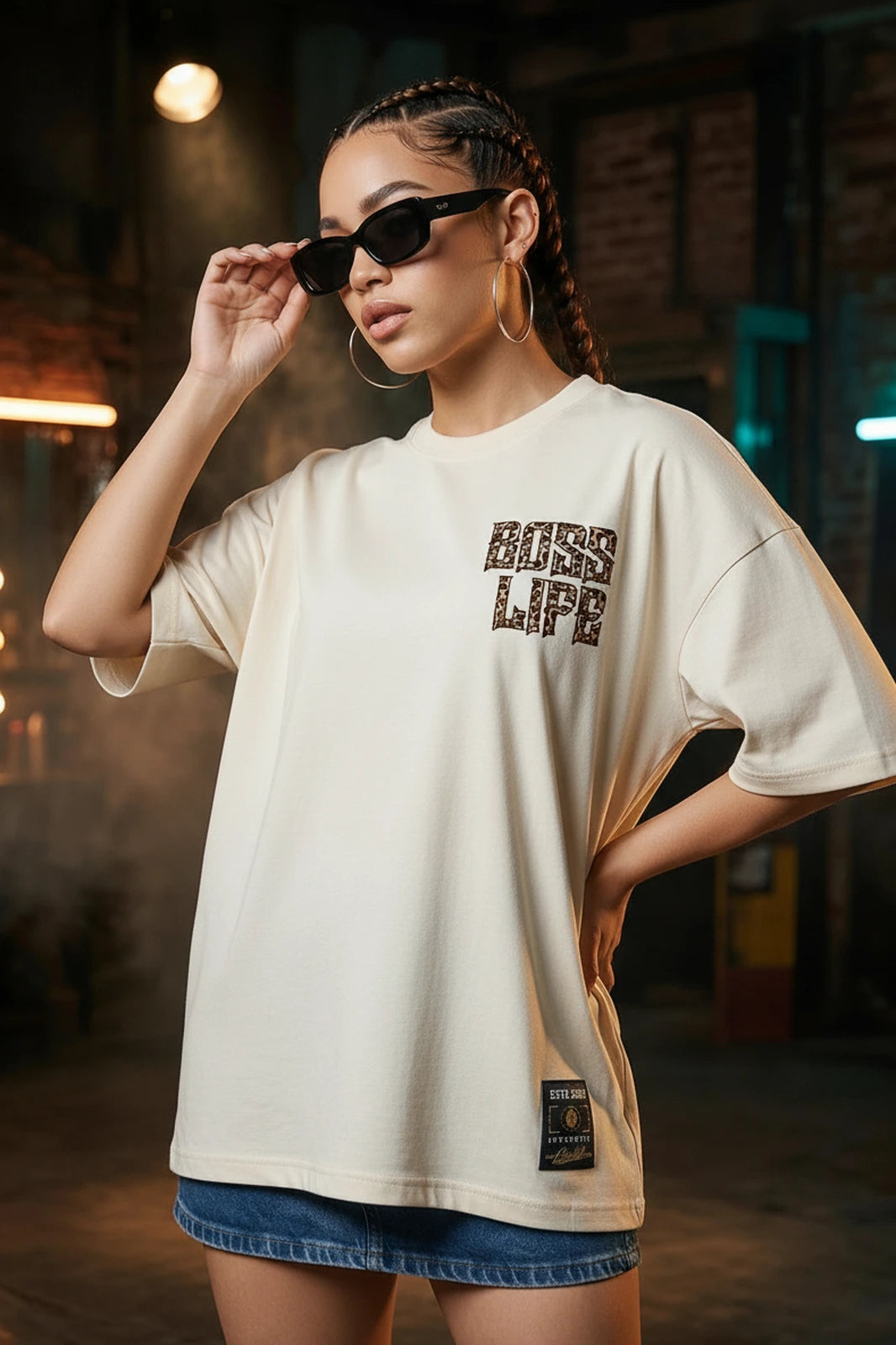 Camiseta oversized feminina Onça Letter Boss Life off white - frente