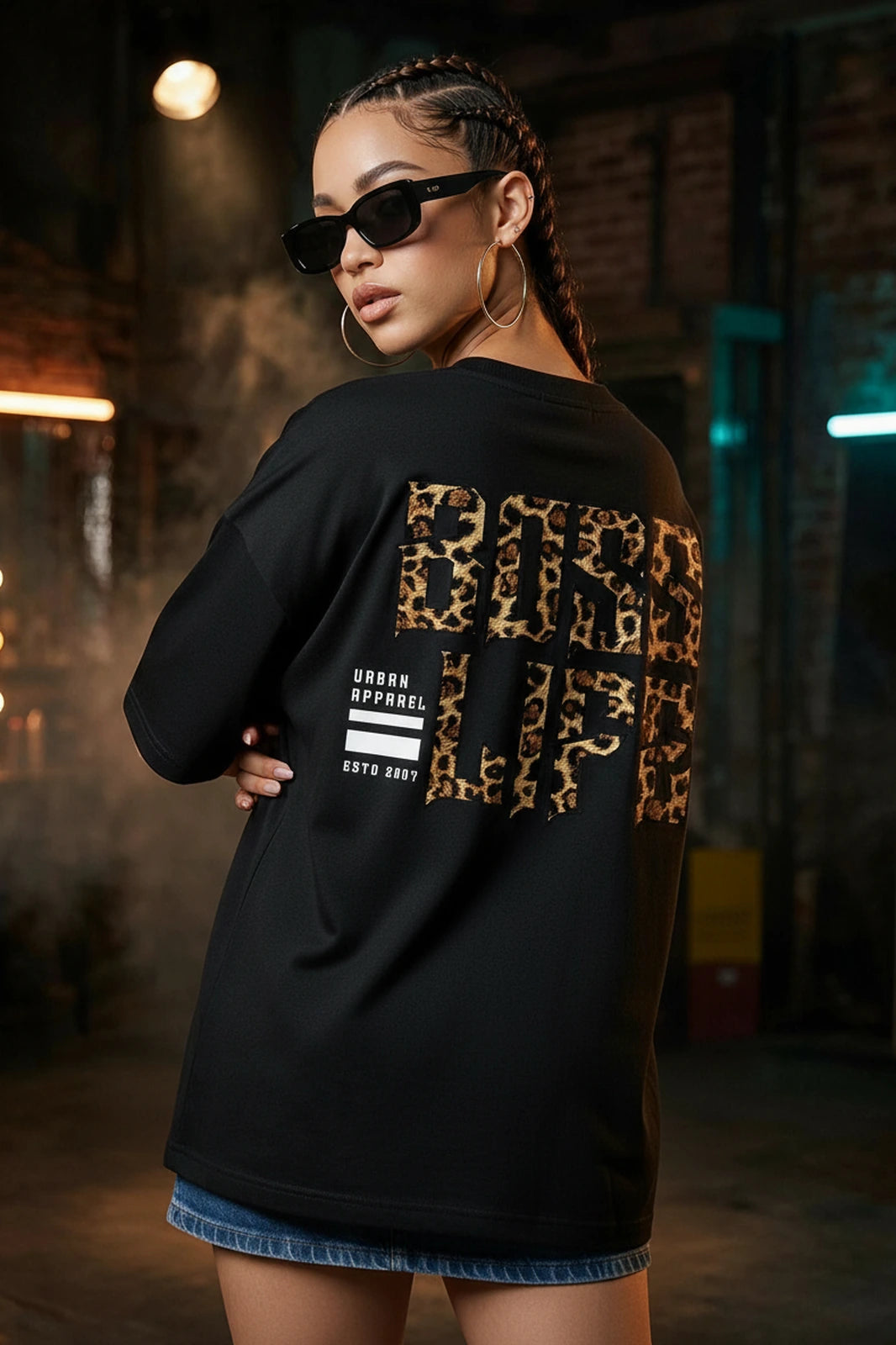 Camiseta oversized feminina Onça Letter Boss Life preta - costas