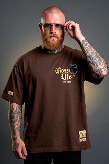 Modelo vestindo a Camiseta Oversized Panther Urban Boss Life café - frente com assinatura Boss Life e pantera