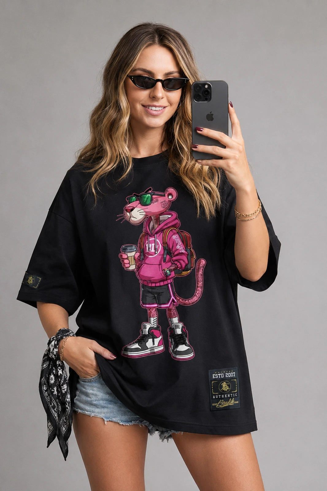 Camiseta oversized feminina Pantera Cor-de-Rosa Boss Life preta - frente
