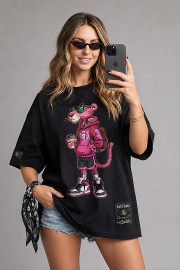 Camiseta oversized feminina Pantera Cor-de-Rosa Boss Life preta - frente