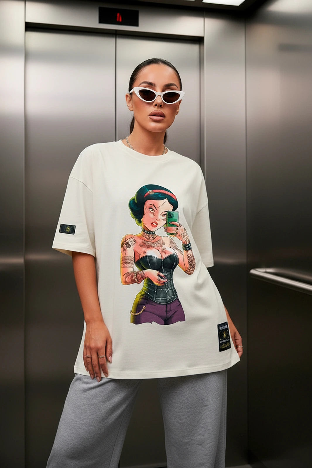 Camiseta oversized feminina Penélope Boss Life off white - frente