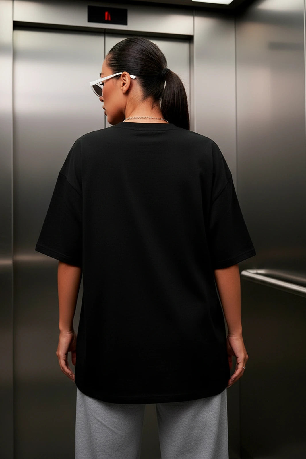Camiseta oversized feminina Penélope Boss Life preta - costas