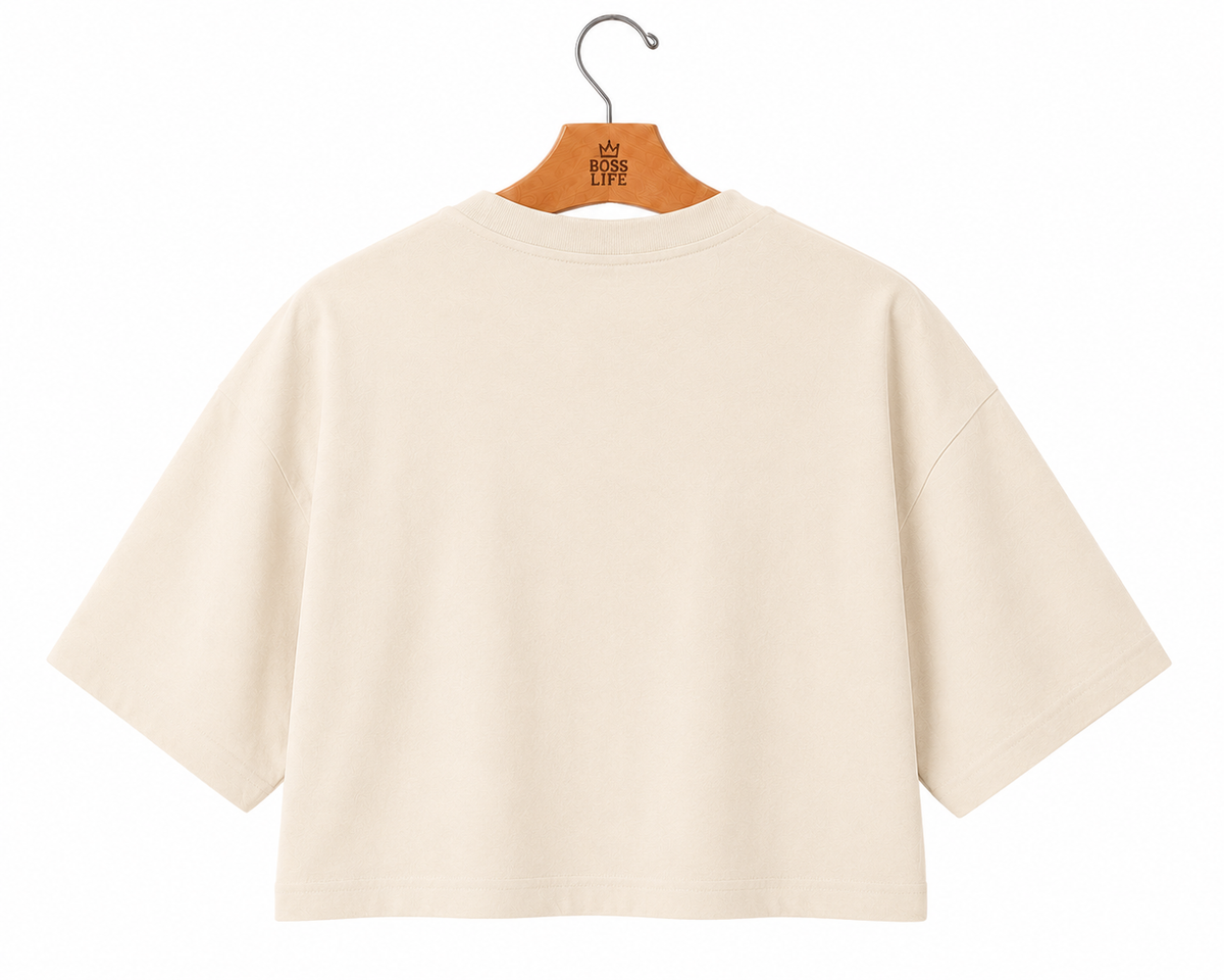 Camiseta cropped over feminina Premium Boss Life off white, costas no cabide
