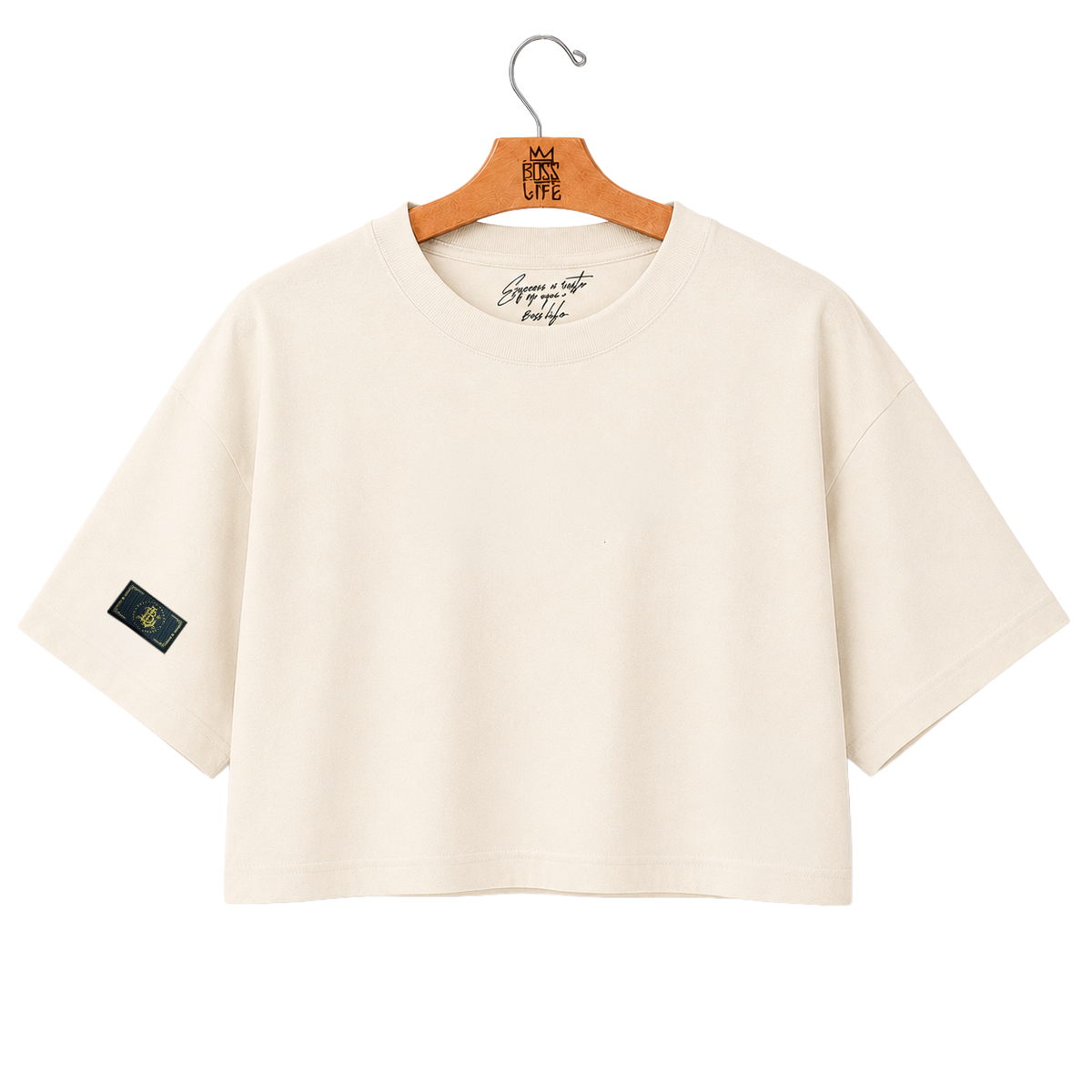 Camiseta cropped over feminina Premium Boss Life off white, frente no cabide