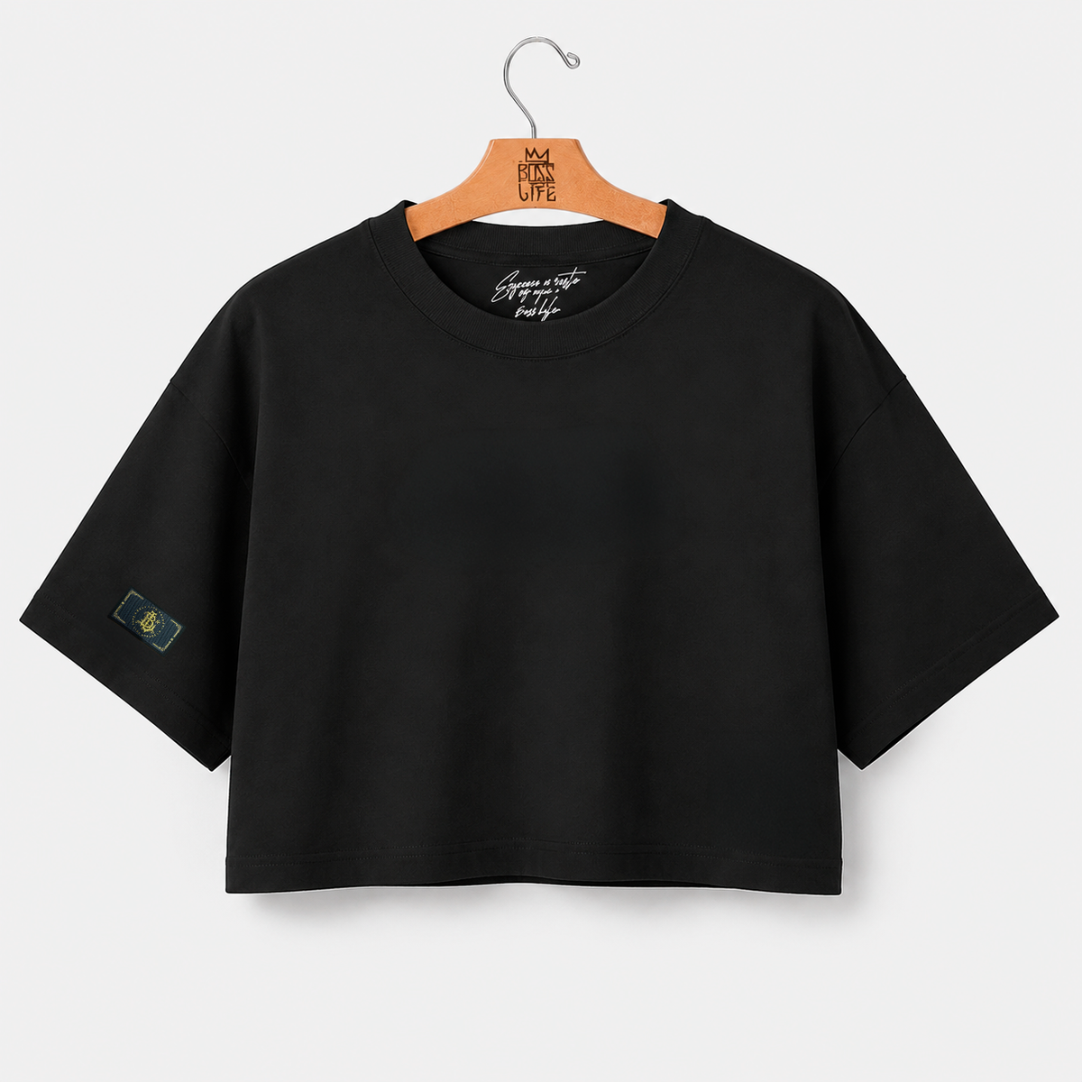 Camiseta cropped over feminina Premium Boss Life preta, frente no cabide
