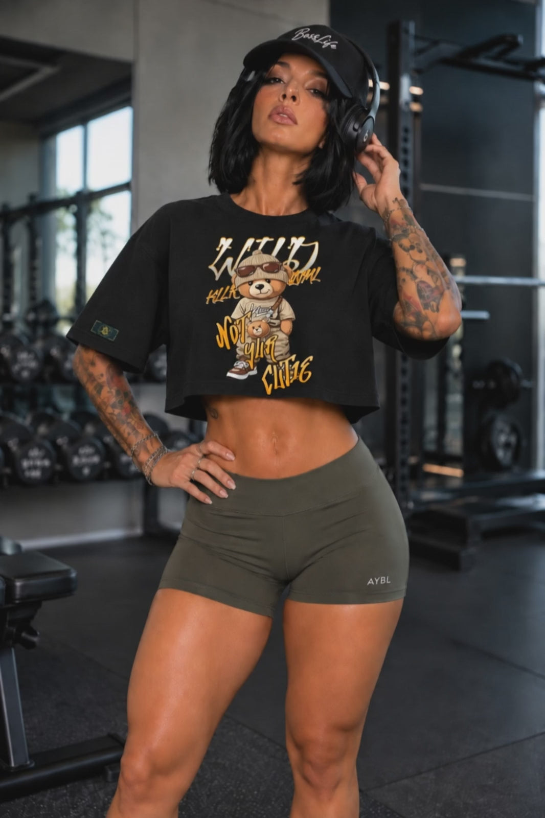 Camiseta cropped over feminina Wild Cutie Boss Life em vídeo na modelo