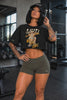 Camiseta cropped over feminina Wild Cutie Boss Life em vídeo na modelo